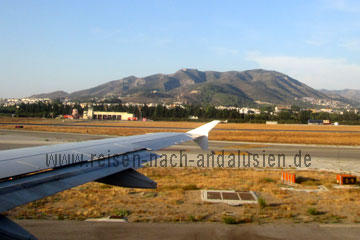 Andalusien Flug, hier beim Start vom Flughafen Cortijo San Isidro etwa 10 Kilometer im Süden von Malaga am Mittelmeer Anfang September bei etwa plus 30 Grad Celsius Tagestemperaturen.